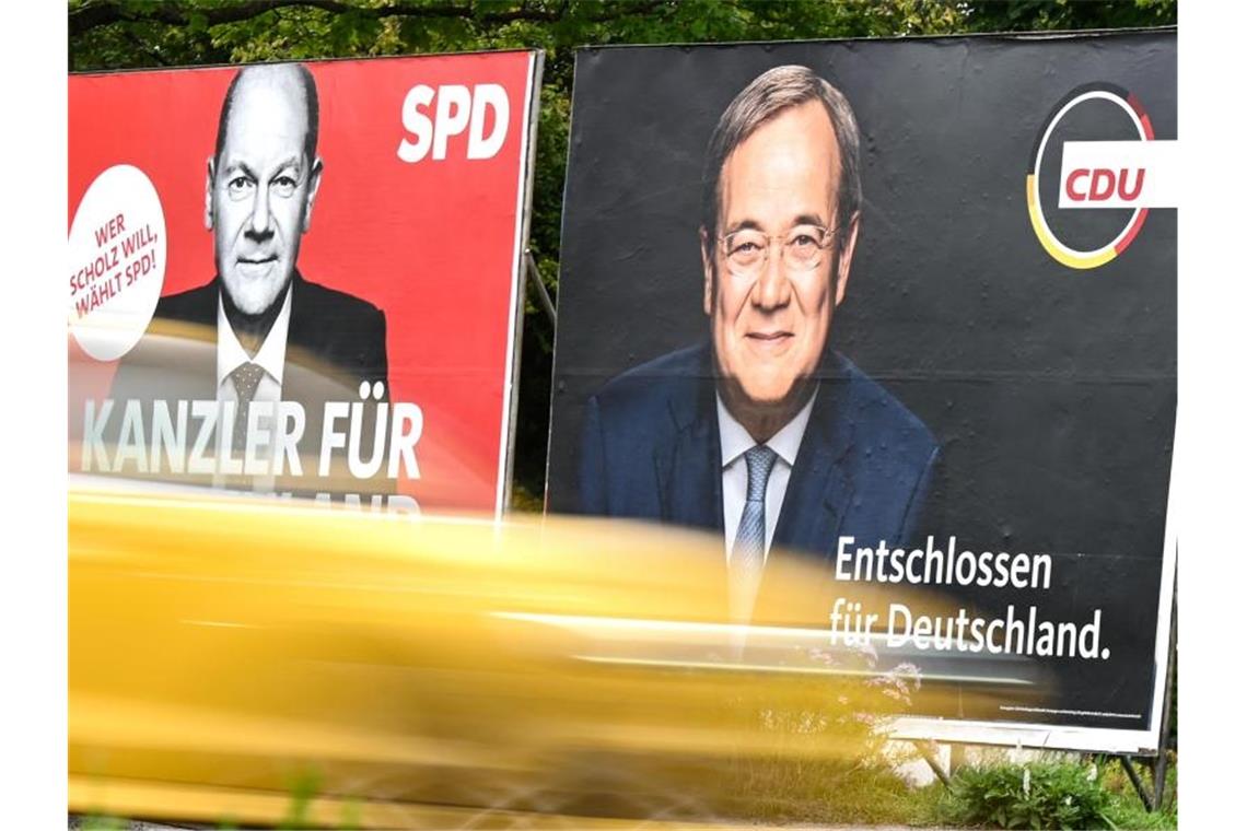 Wahlplakate mit dem SPD-Spitzenkandidaten Olaf Scholz und Armin Laschet von der CDU. Foto: Arne Dedert/dpa