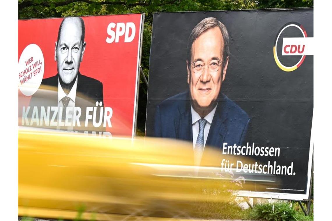 SPD liegt in Wahlumfrage deutlich vor der Union Wahlplakate mit dem SPD-Spitzenkandidaten Olaf Scholz und Armin Laschet von der CDU. Foto: Arne Dedert/dpa