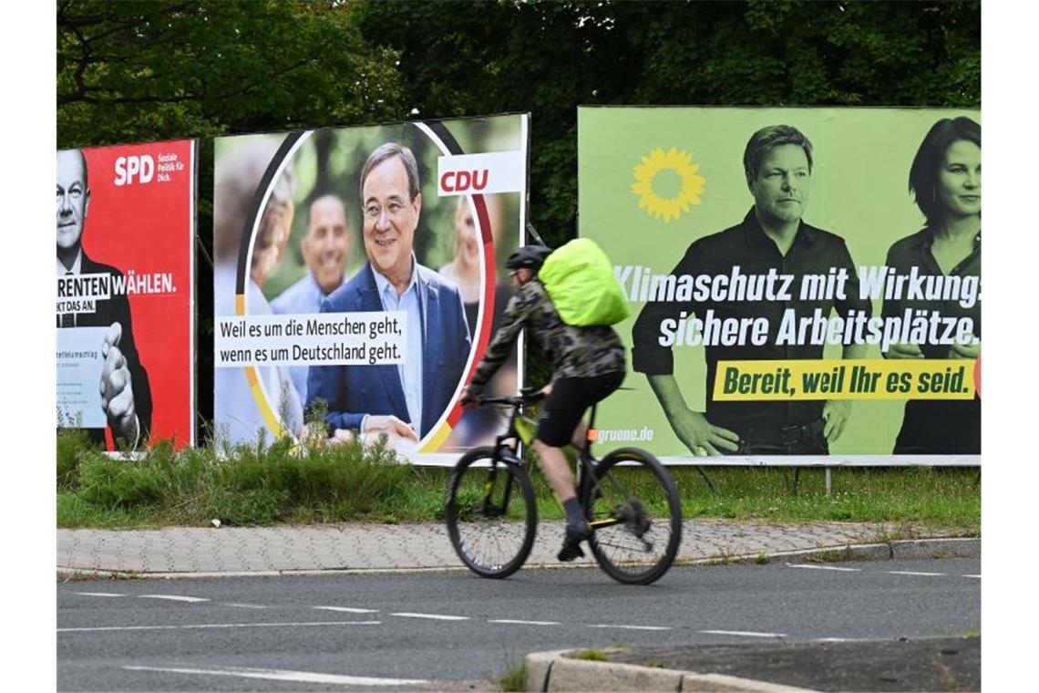 Wahlplakate mit den Spitzenkandidaten von SPD, Union und Grünen in Frankfurt am Main. Olaf Scholz, Armin Laschet und Annalena Baerbock treffen sich am Abend zum TV-Triell. Foto: Arne Dedert/dpa