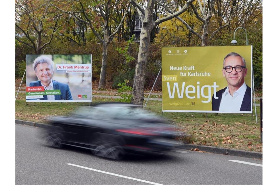 Mentrup ist weitere acht Jahre OB in Karlsruhe Wahlplakate vom amtierenden Oberbürgermeister Frank Mentrup (SPD) und Sven Weigt (CDU). Foto: Uli Deck/dpa/Archivbild