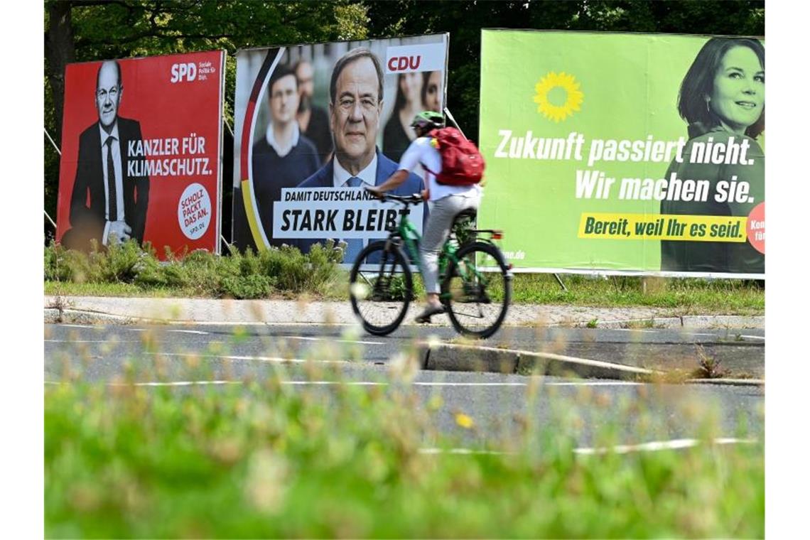 Türkische Gemeinde vermisst im Wahlkampf Migrationsfragen Wahlplakate von SPD, CDU und Grünen in Frankfurt am Main. Foto: Arne Dedert/dpa