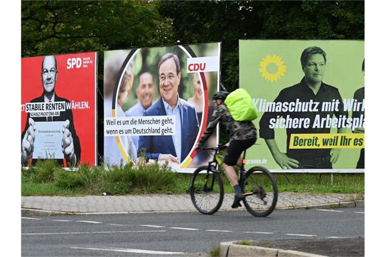 Wahlplakate von SPD, CDU und Grünen. Foto: Arne Dedert/dpa