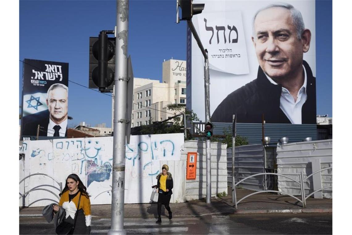 Wahlplakate zeigen den israelischen Ministerpräsidenten Benjamin Netanjahu (r) und den Oppositionspolitiker Benny Gantz (l). Foto: Oded Balilty/AP/dpa