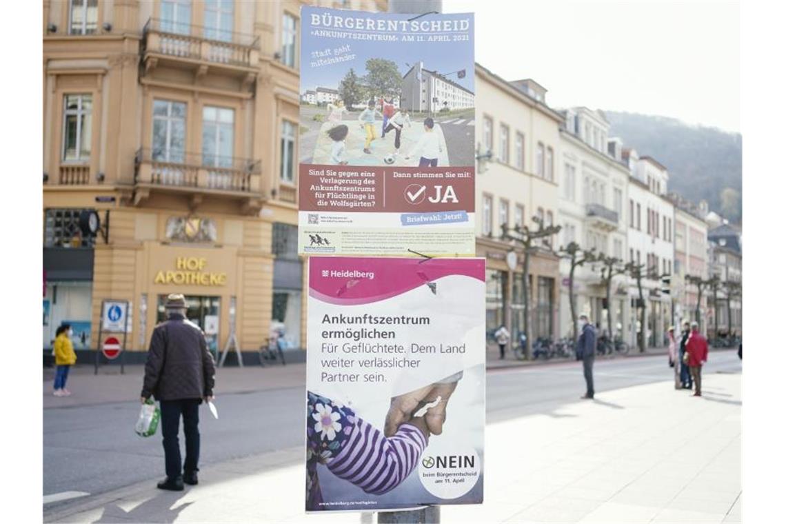 Wahlplakate zum Bürgerentscheid am 11. April hängen am Bismarckplatz in der Innenstadt. Foto: Uwe Anspach/dpa/Archivbild