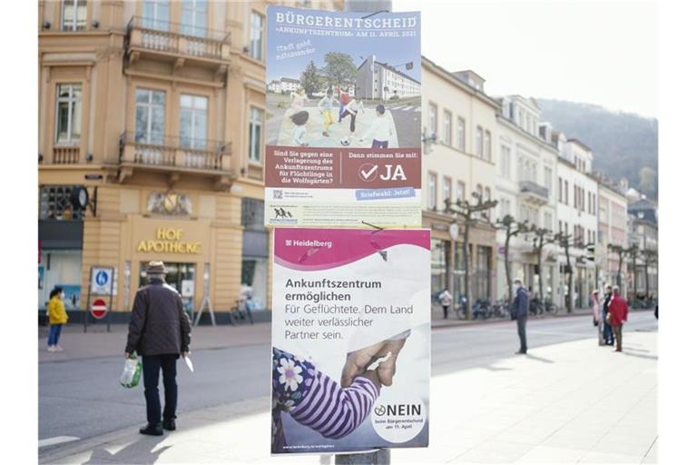 Wahlplakate zum Bürgerentscheid am 11. April hängen am Bismarckplatz in der Innenstadt. Foto: Uwe Anspach/dpa/Archivbild
