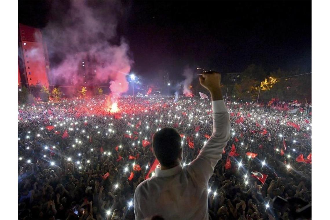 Wahlsieger Ekrem Imamoglu jubelt in der Wahlnacht mit seinen Anhängern. Foto: Onur Gunay/Imamoglu Media team
