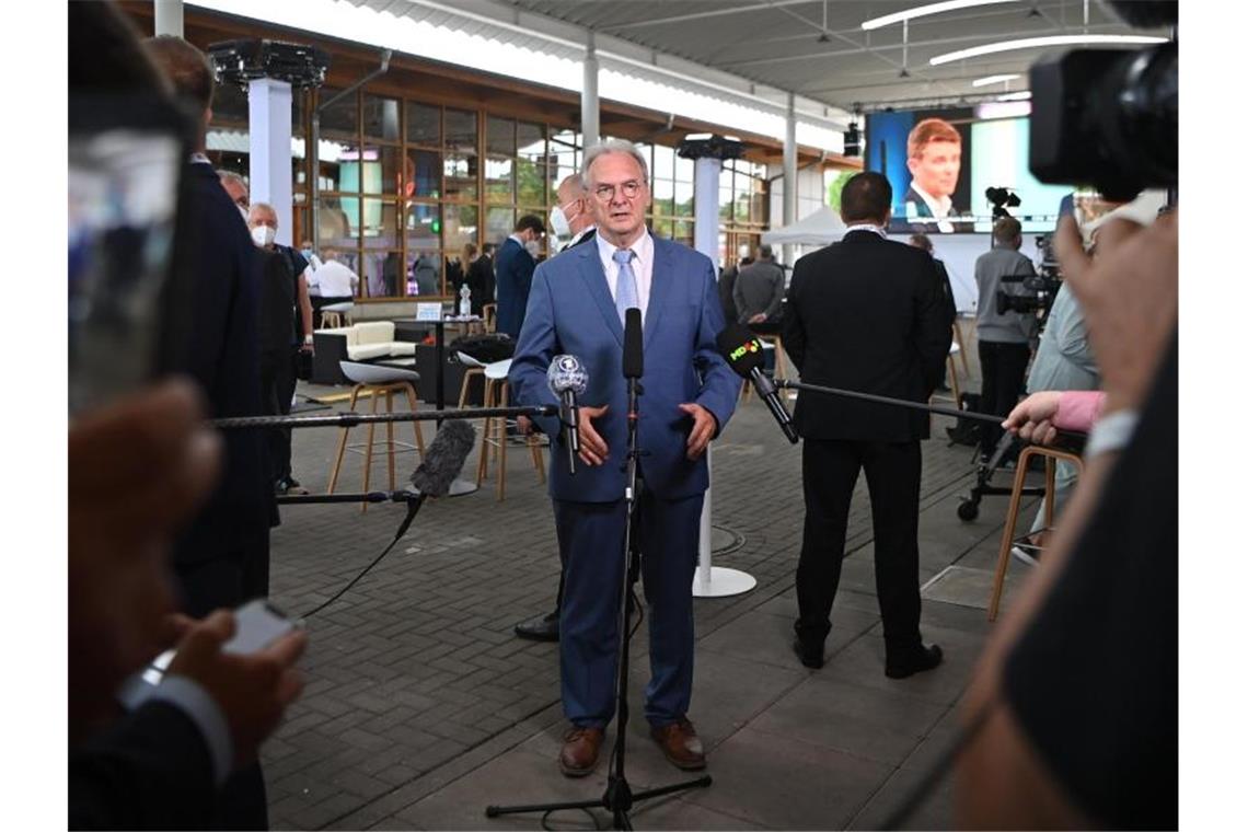 Analyse: Gesamtpaket und Haseloff für Wahlsieg entscheidend Wahlsieger Haseloff spricht nach Bekanntgabe der ersten Prognosen in Magdeburg. Foto: Bernd Von Jutrczenka/dpa