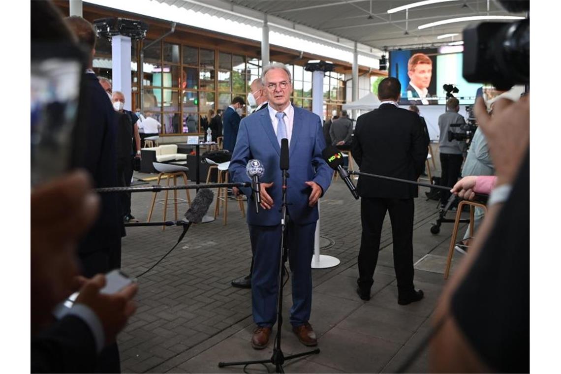 Wahlsieger Haseloff spricht nach Bekanntgabe der ersten Prognosen in Magdeburg. Foto: Bernd Von Jutrczenka/dpa