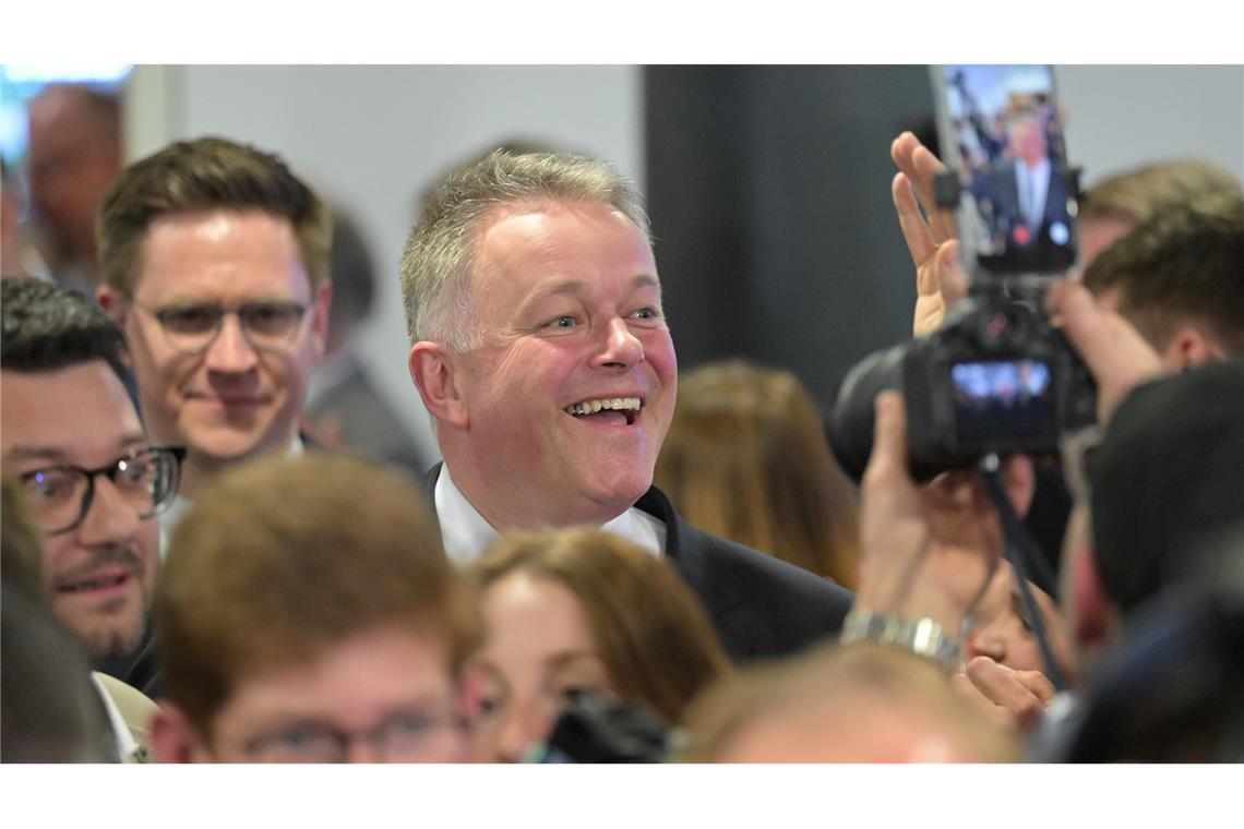 Wahlsieger Schnieder strahlt.