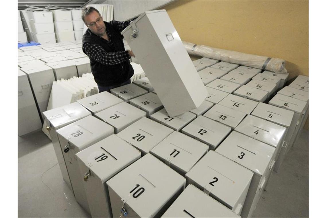 Wahlurnen für die bayerische Kommunalwahl: Alle Parteien haben ihren Wahlkampf wegen der Corona-Krise vor wenigen Tagen beendet oder drastisch heruntergefahren. Foto: picture alliance / dpa
