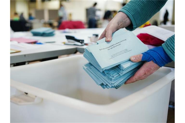 Wahlzettel in einer Wahlurne. Foto: Uwe Anspach/dpa
