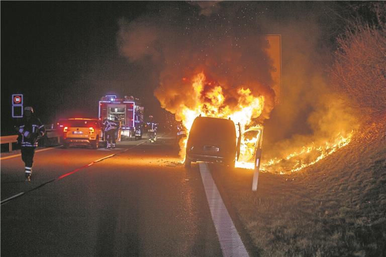 WAIBLINGEN (pol/yw). Auf der Bundesstraße, Teiler B14/B29, Richtung Stuttgart in Höhe Waiblingen-Süd hat am Dienstagabend gegen 21.30 Uhr ein Auto gebrannt. Der Fahrer bemerkte laut Polizeiangaben Hitze und Rauch aus dem Motorraum, hielt am Fahrbahnrand an und stieg aus. Das Auto brannte innerhalb kürzester Zeit lichterloh, der Fahrer blieb unverletzt. Bis zum Eintreffen der Feuerwehr stand das Auto bereits in Vollbrand. Durch die starke Hitzeentwicklung verschmolzen Teile des Fahrzeugbodens mit dem Fahrbahnbelag. Mitarbeiter der Straßenmeisterei waren vor Ort im Einsatz. Die Ausfahrt Waiblingen-Süd war stundenlang gesperrt. Die Schadenshöhe am Fahrzeug beläuft sich auf rund 9000 Euro. Foto: 7aktuell