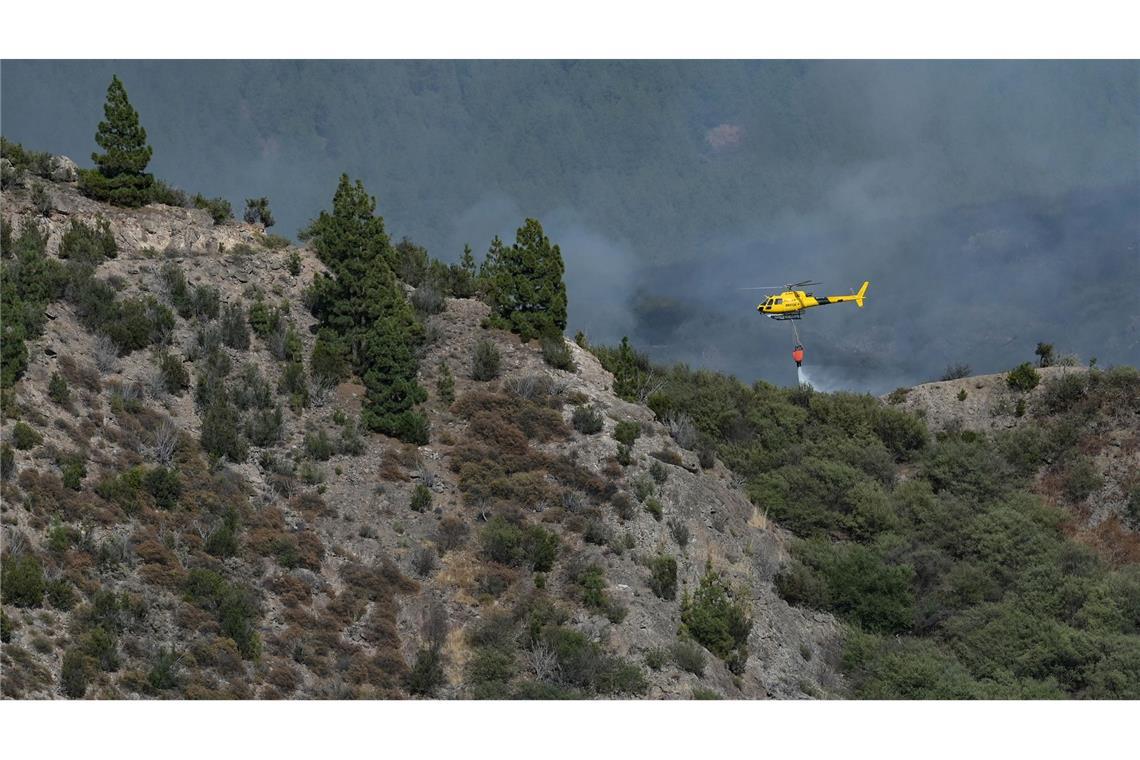 Bilder des Tages Waldbrände auf den Kanaren: Ein Löschhubschrauber bekämpft einen Brand auf Teneriffa.