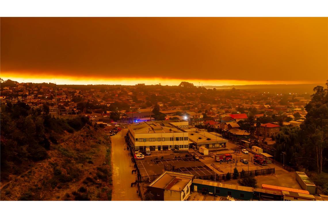 Waldbrände bei Sonnenaufgang in der Nähe von Lirquen in Chile.