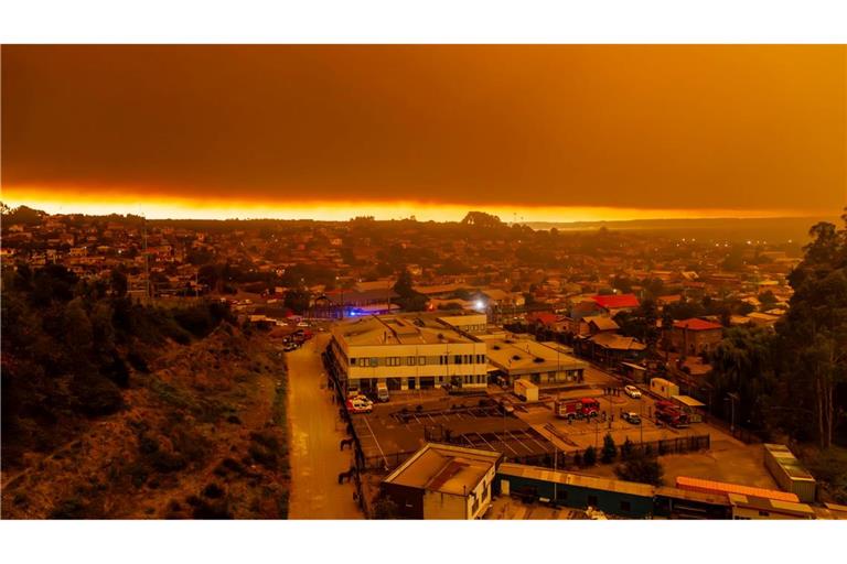Waldbrände bei Sonnenaufgang in der Nähe von Lirquen in Chile.