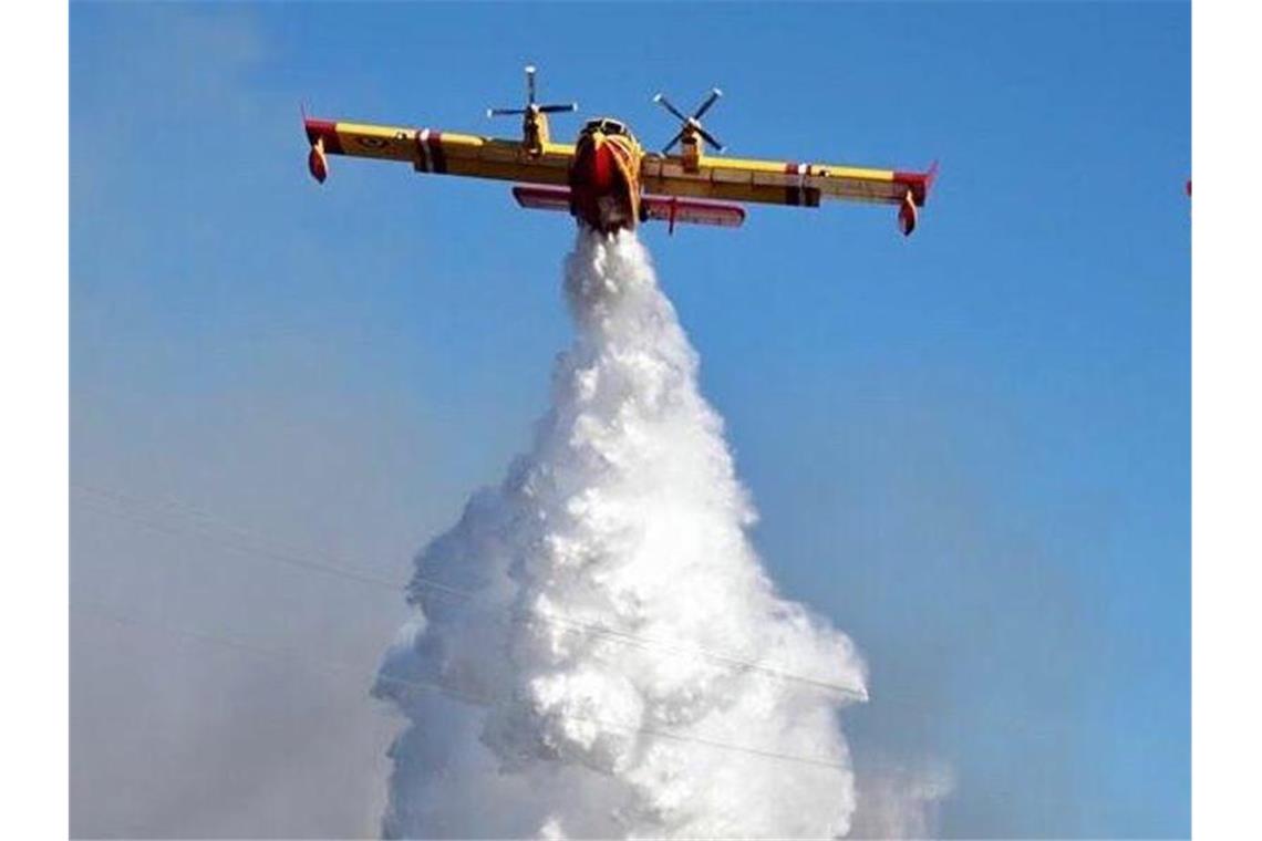 Brände und Hitze ohne Ende in drei Mittelmeerstaaten Waldbrand-Bekämpfung in Italien. Foto: Vigili del Fuoco/dpa