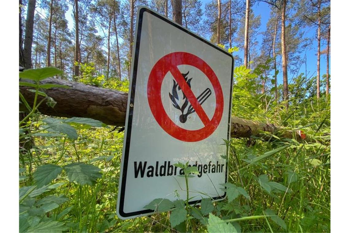 Bitte nicht grillen: Erhöhte Waldbrandgefahr im Südwesten „Waldbrandgefahr“ steht auf einem Schild. Foto: Julian Stratenschulte/dpa/Symbolbild