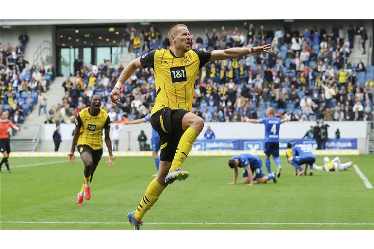 Waldemar Anton bejubelt den Siegtreffer zum 3:2 für den BVB.