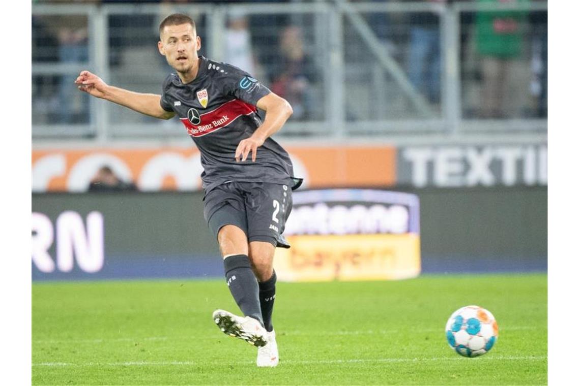VfB Stuttgart: Abwehrchef Anton verlängert um weiteres Jahr Waldemar Anton spielt den Ball. Foto: Matthias Balk/dpa/Archivbild
