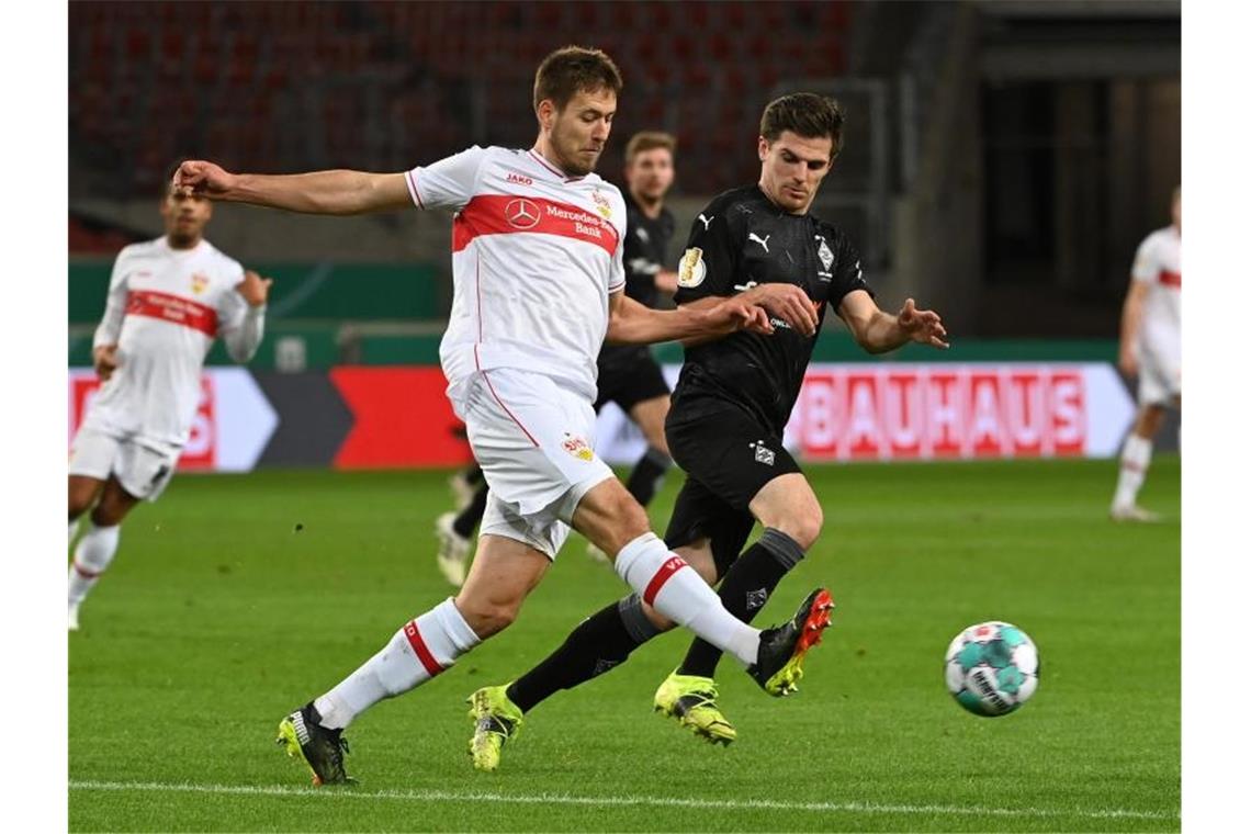 Gladbach wirft Stuttgart aus dem Pokal Waldemar Anton von Stuttgart in Aktion gegen Gladbachs Jonas Hofmann (r). Foto: Marijan Murat/dpa