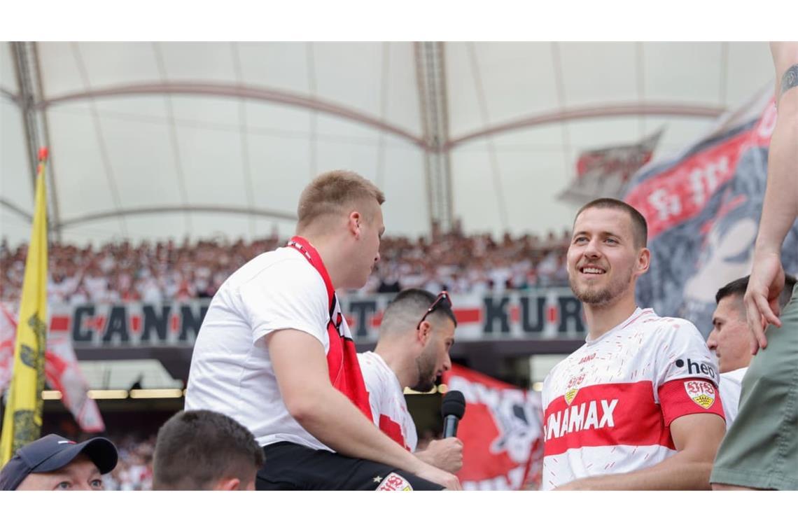 Waldemar Anton wurde mit dem VfB 2024 Vizemeister und feierte auf dem Zaun.