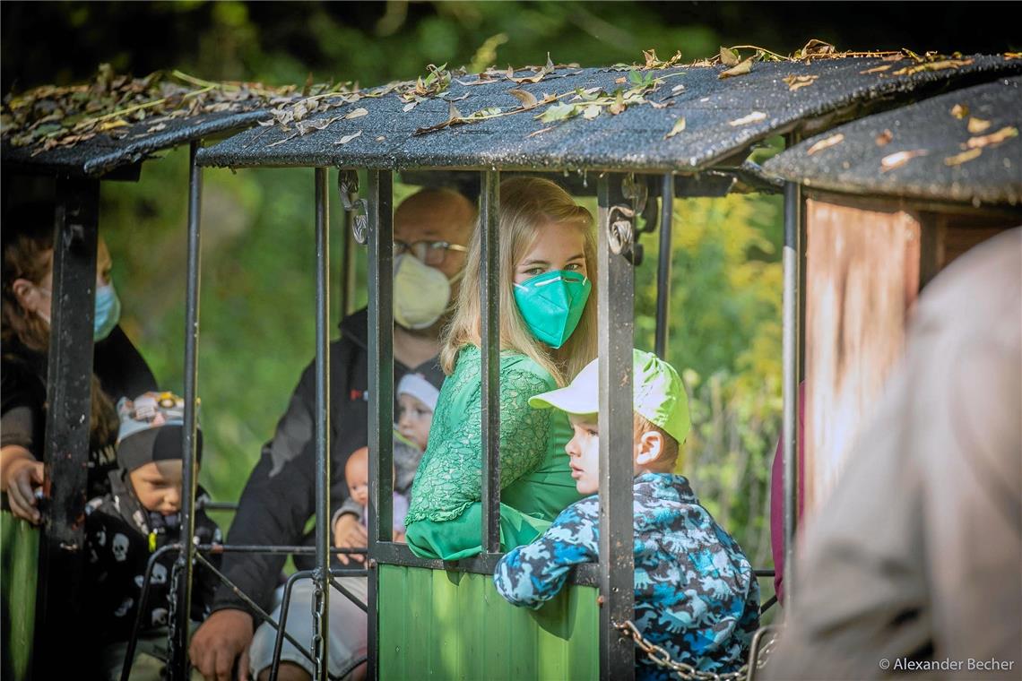 Waldfee Leonie Treml beim Fahrtag der MSGB Gartenbahn in Spiegelberg. Foto: A. B...