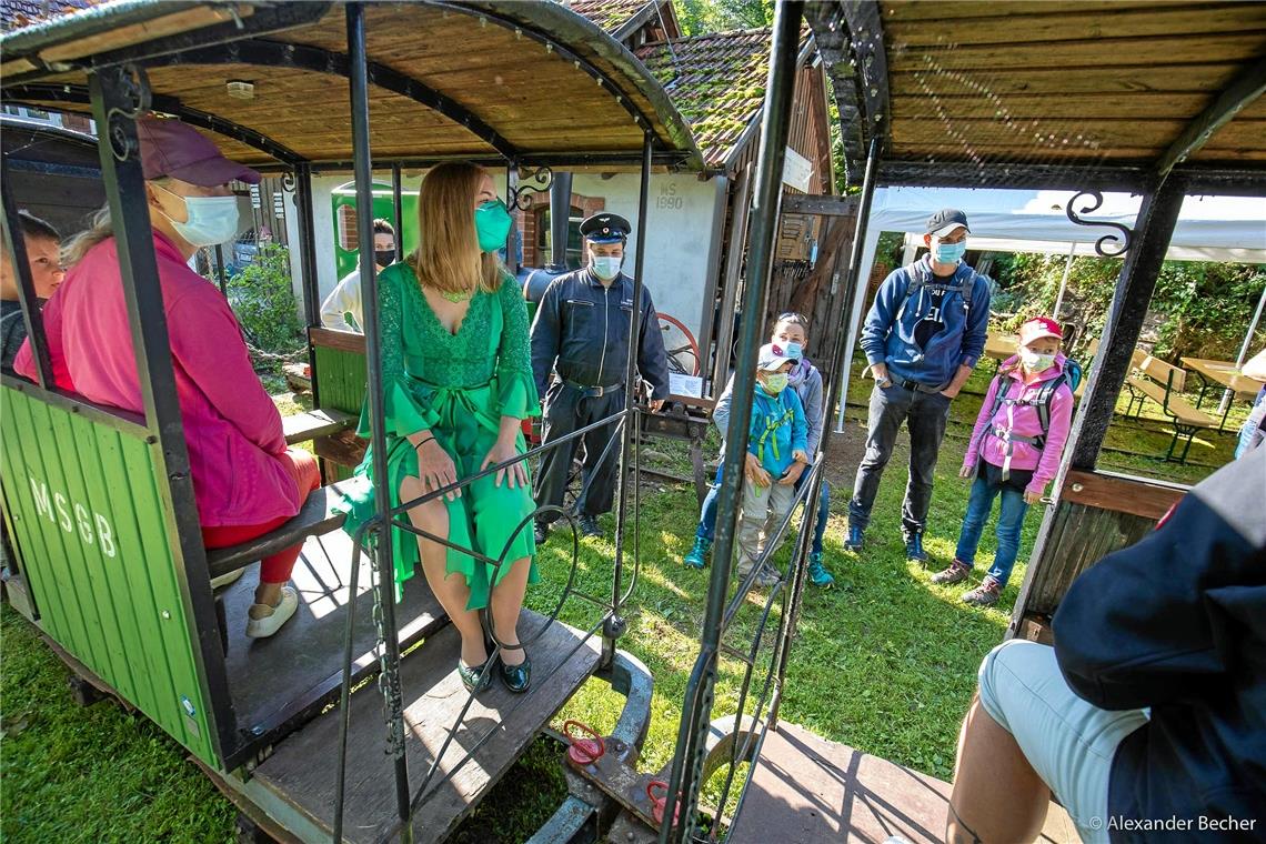 Waldfee Leonie Treml beim Fahrtag der MSGB Gartenbahn in Spiegelberg. Foto: A. B...