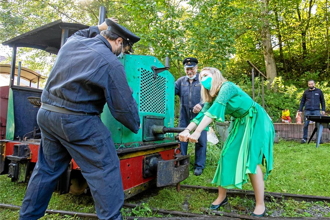 Waldfee Leonie Treml beim Fahrtag der MSGB Gartenbahn in Spiegelberg. Foto: A. B...