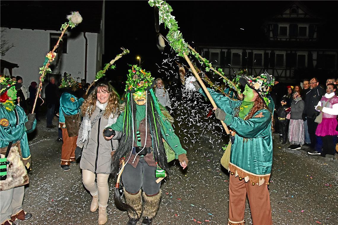 Waldgoischdr von Hausa mit ihren Schraten. Nachtumzug der Schbiallomba-Schlotzer...