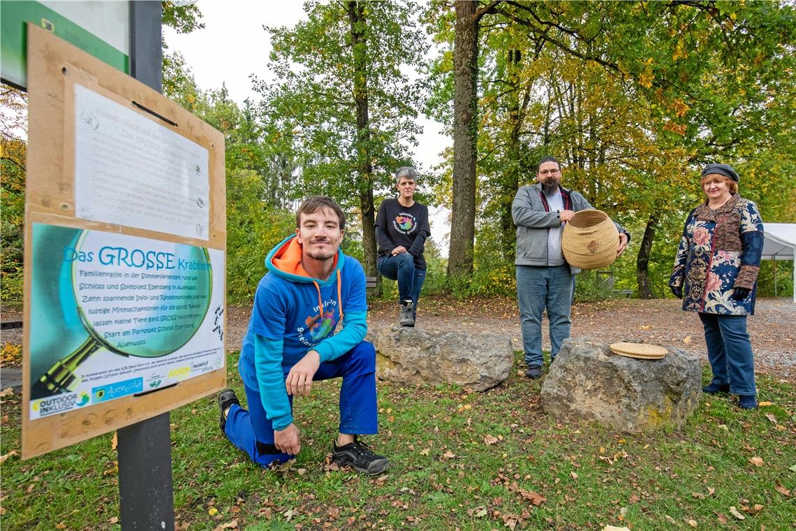 Waldschrat Jan Vogel (Zweiter von rechts) hat sich zum Team Katharina Schönemann (Zweite von links) und Nico Dollmann (links) – die Macher der Familienrallyes – gesellt, um aus dem Korb mit den Postkarten der Teilnehmer, den er vorher noch mal gut durchgeschüttelt hat, die Gewinner zu ziehen. Sibylle Uebele (rechts) ist als Vertreterin der Gemeindeverwaltung Auenwald ebenfalls dazugestoßen. Dort können Familien die Erlebnistour „Das große Krabbeln“ am Schloss Ebersberg auch in den Herbstferien noch besuchen. Foto: A. Becher