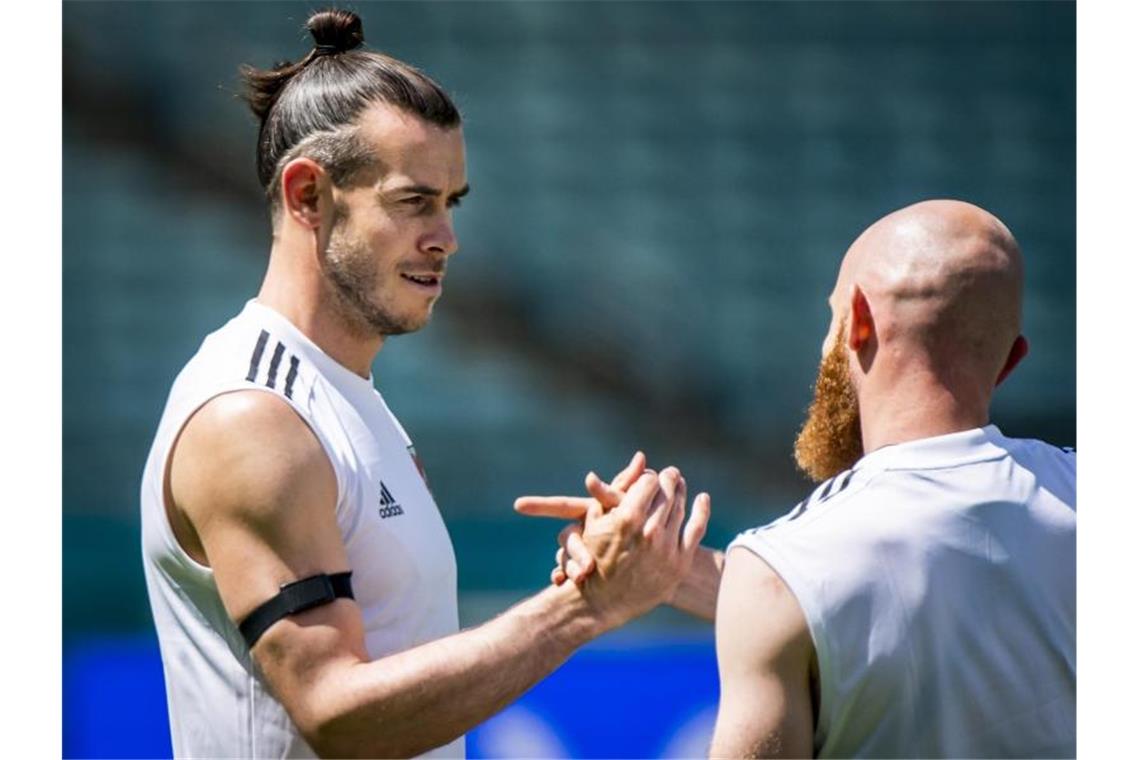 Das bringt der Tag bei der Fußball-EM Wales-Star Gareth Bale (l) Jonny Williams sind gegen die Schweiz gefordert. Foto: Jean-Christophe Bott/KEYSTONE/dpa