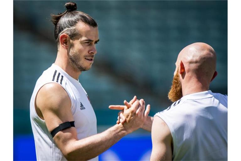Wales-Star Gareth Bale (l) Jonny Williams sind gegen die Schweiz gefordert. Foto: Jean-Christophe Bott/KEYSTONE/dpa