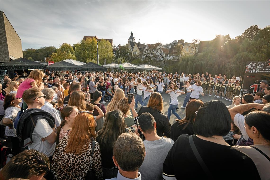 Walking Acts, wie hier Hip-Hop-Tänzerinnen der Dance Intense Factory, gehören zu den Highlights, die dezentral an verschiedenen Stellen in der Innenstadt stattfinden.