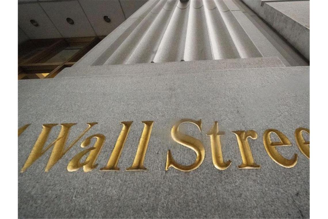 „Wall Street“ steht geritzt an der Fassade eines Gebäudes. Foto: Mark Lennihan/AP/dpa