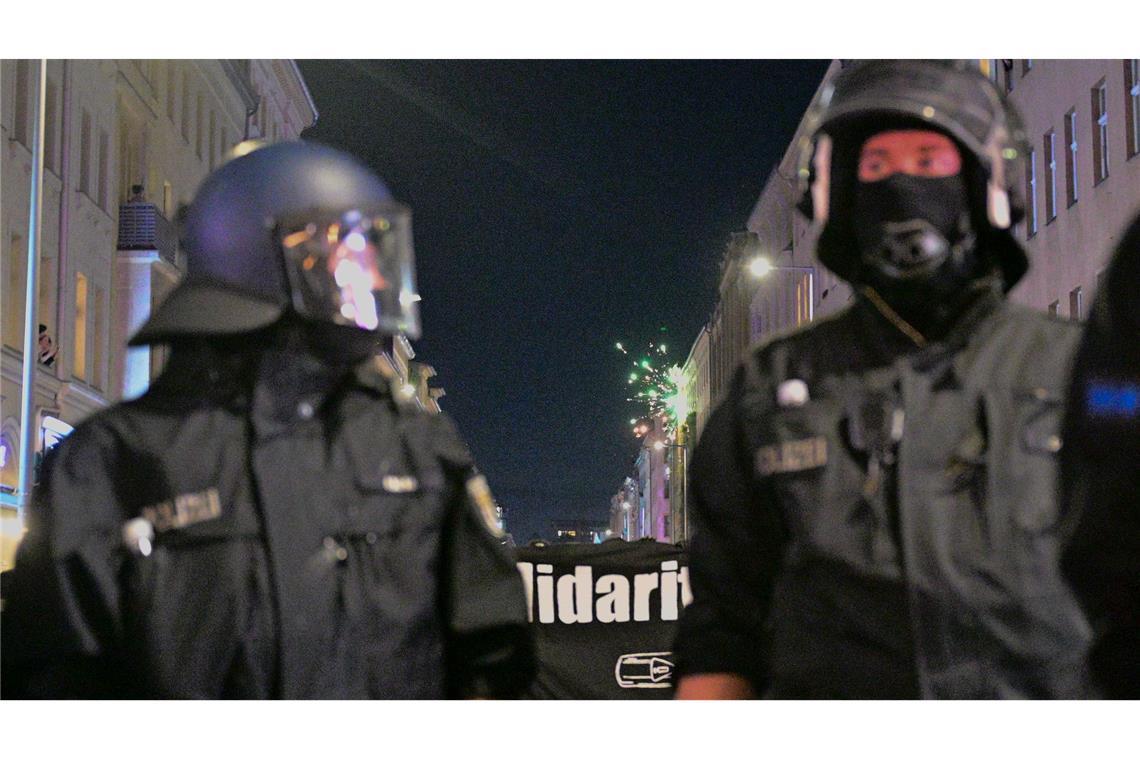 Walpurgisnacht in Berlin war eher ruhig, obwohl hinter der Demonstration ein Feuerwerk gezündet wird.