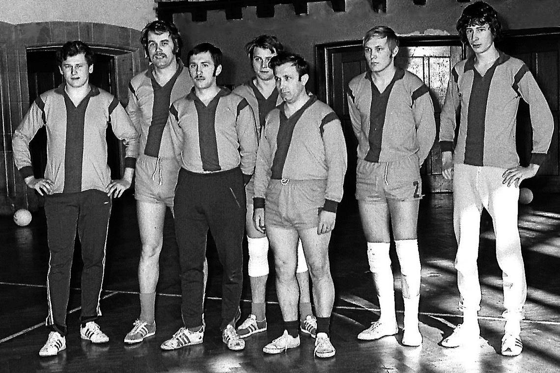 Walter Ediger, Ulf Rapp, Hermann Reinhardt, Erhard Tkotz, Heinz Hörauf, Joachim Reschke und Bertold Ediger (von links) bildeten eine der ersten Mannschaften, die für die TSG Backnang im Volleyball um Punkte kämpften. Das Team ging 1971 in der Bezirksliga an den Start. Fotos: privat