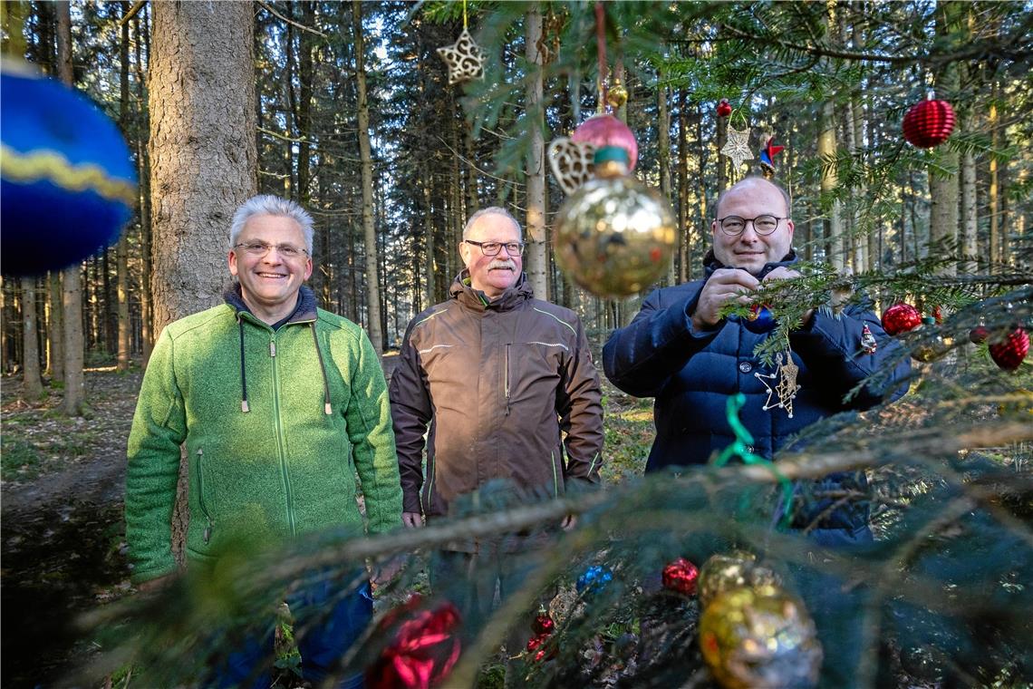 Walter Hieber und Manfred Krautter mit Bürgermeister Armin Mößner (von links) bei der Station, an der nach Herzenslust Weihnachtsdeko zum Einsatz kommen kann. Fotos: A. Becher