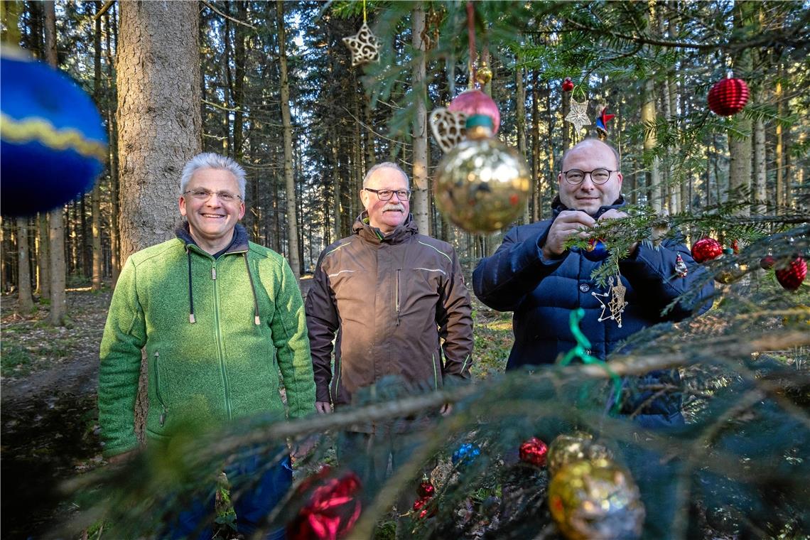 Winterwald als große Schatzkiste Walter Hieber und Manfred Krautter mit Bürgermeister Armin Mößner (von links) bei der Station, an der nach Herzenslust Weihnachtsdeko zum Einsatz kommen kann. Fotos: A. Becher