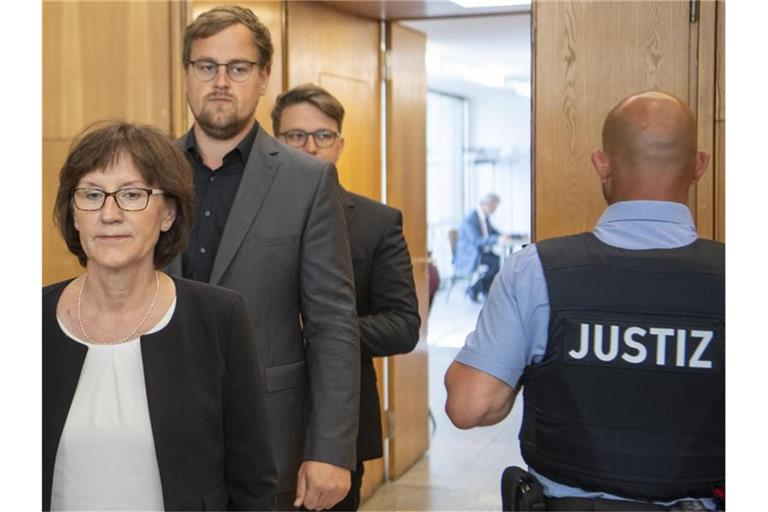 Walter Lübckes Witwe Irmgard Braun-Lübcke und ihre Söhne Jan-Hendrick und Christoph Lübcke im Gerichtssaal des Oberlandesgerichts Frankfurt. Foto: Boris Roessler/dpa-Pool/dpa