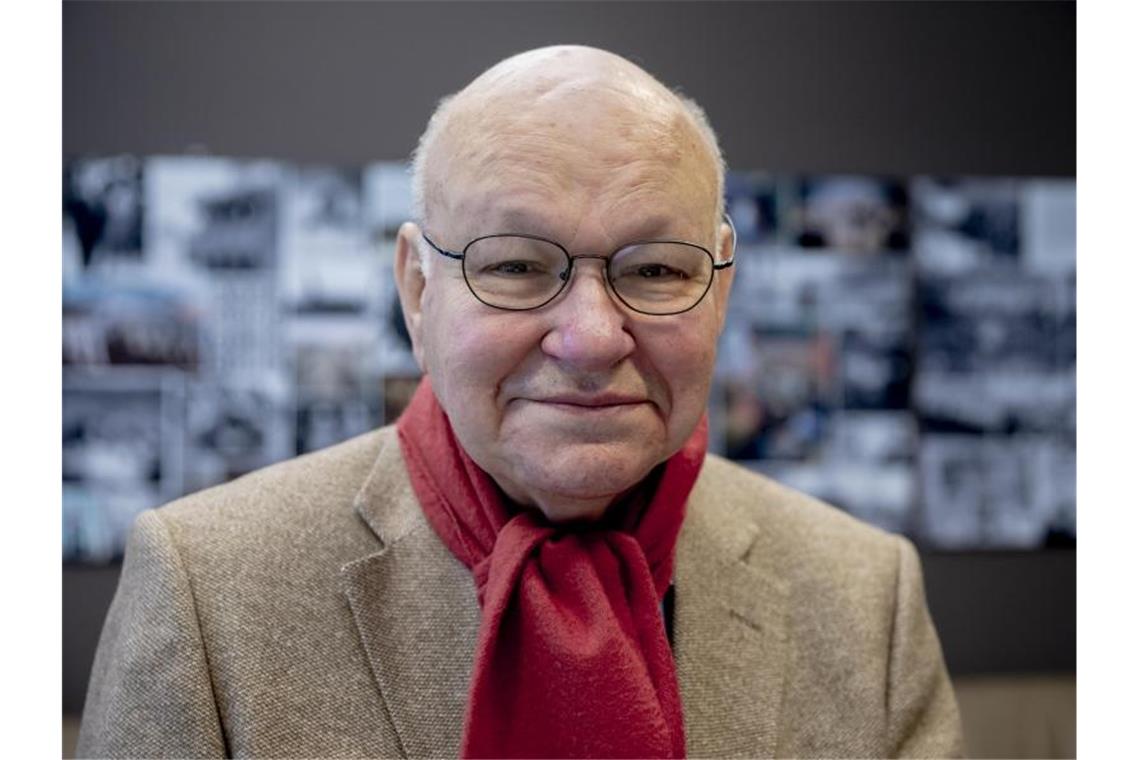 Momper: Fast kompletter Mauerabriss war okay Walter Momper über den Mauerabriss: „Ob richtig oder falsch - der Maßstab war das Wollen der Berliner, und die wollten das Ding weg haben.“. Foto: Christoph Soeder/dpa