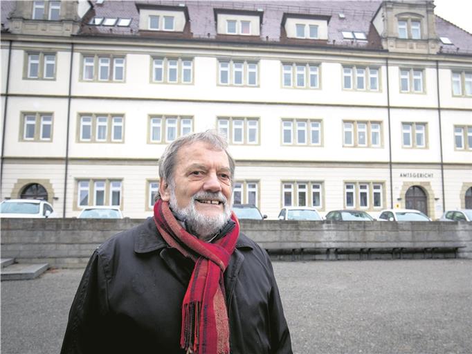 Walter Schieber am Ort des Geschehens: Im ehemaligen Schloss, wo sich heute das Amtsgericht befindet, hatte damals das Oberamt seinen Sitz.