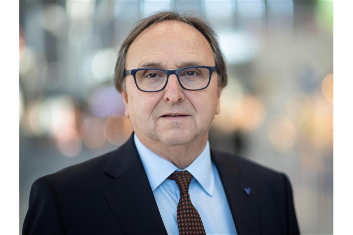 Flughafen Stuttgart: Bis zur Normalität dauert es noch Jahre Walter Schoefer, Geschäftsführer der Flughafen Stuttgart GmbH, schaut in die Kamera. Foto: Marijan Murat/dpa