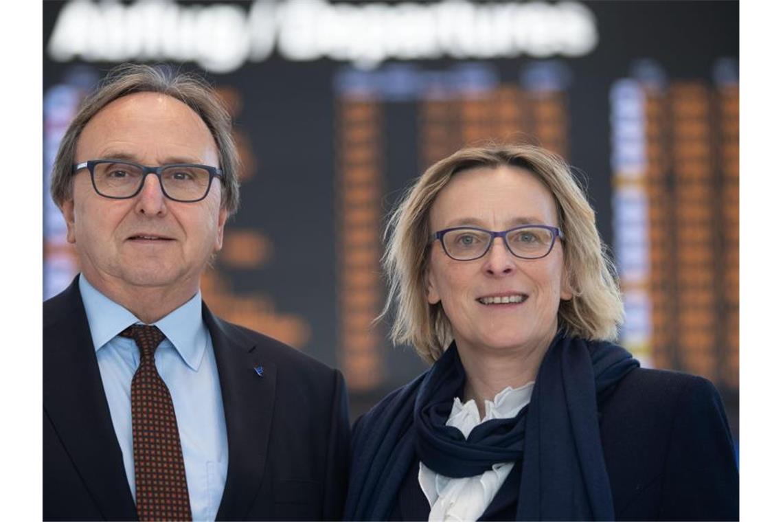 Walter Schoefer (l) und Arina Freitag, Geschäftsführer der Flughafen Stuttgart GmbH. Foto: Marijan Murat/dpa