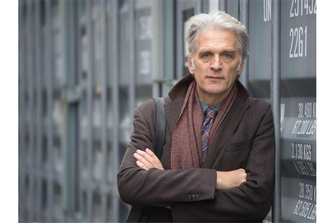 Schauspieler Walter Sittler muss seine Figuren mögen Walter Sittler steht vor Containern. Foto: Marijan Murat/dpa/Archiv