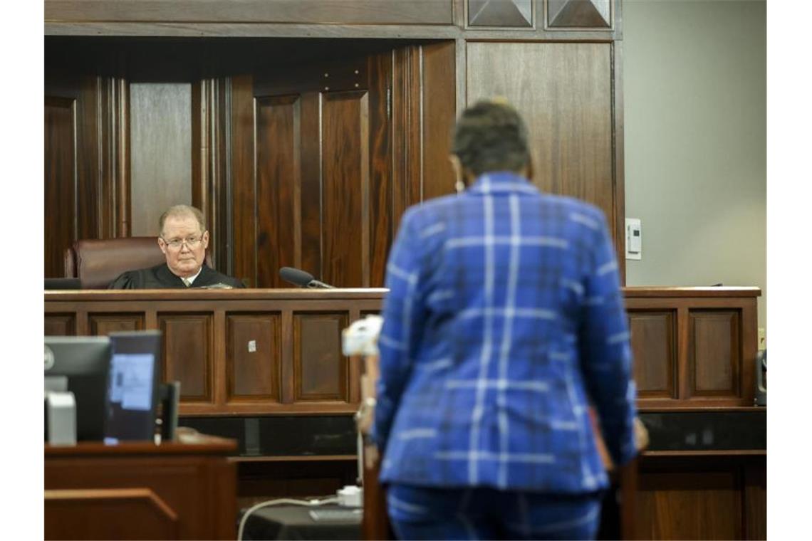Lebenslange Haft im Mordprozess um schwarzen Jogger Arbery Wanda Cooper-Jones, die Mutter von Ahmaud Arbery, und Richter Timothy Walmsley. Foto: Stephen B. Morton/POOL AP/dpa