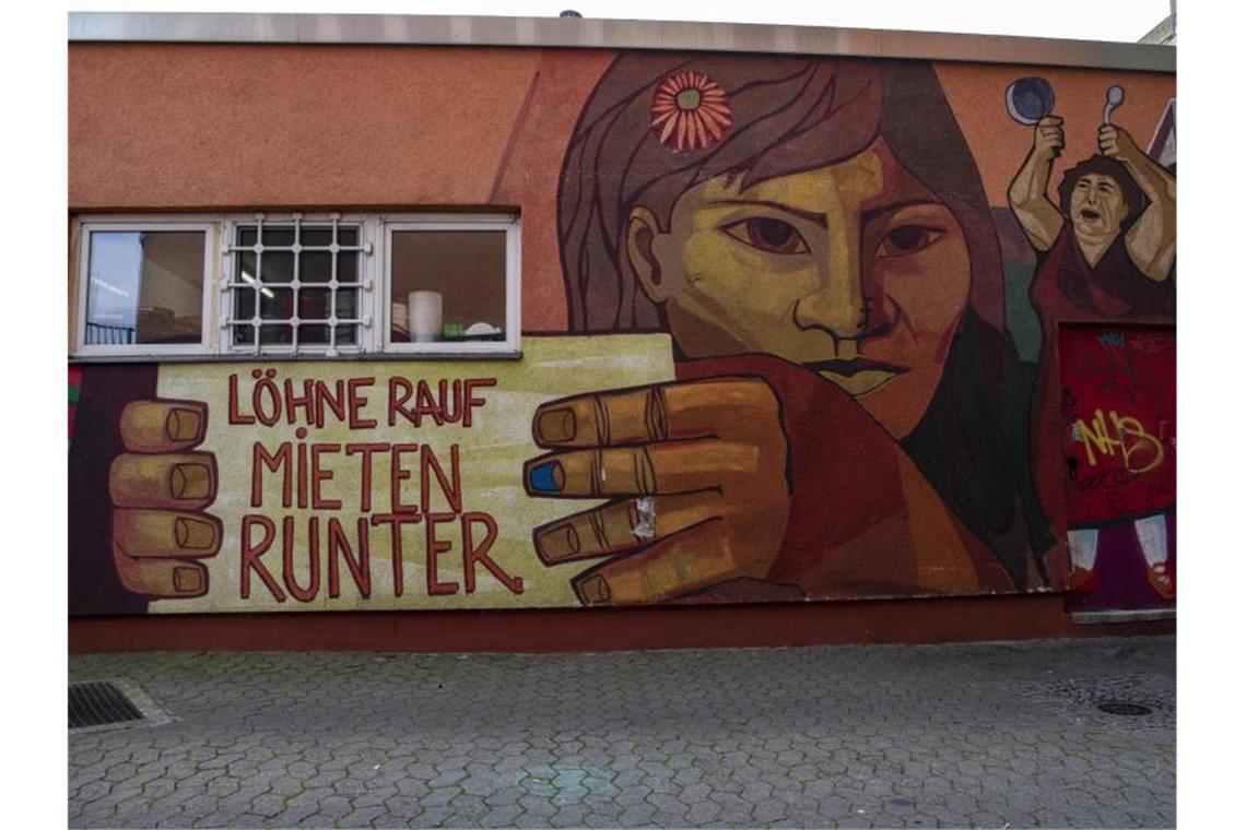 Wandbild in Berlin-Kreuzberg: „Löhne rauf Mieten runter“. Foto: Paul Zinken/dpa