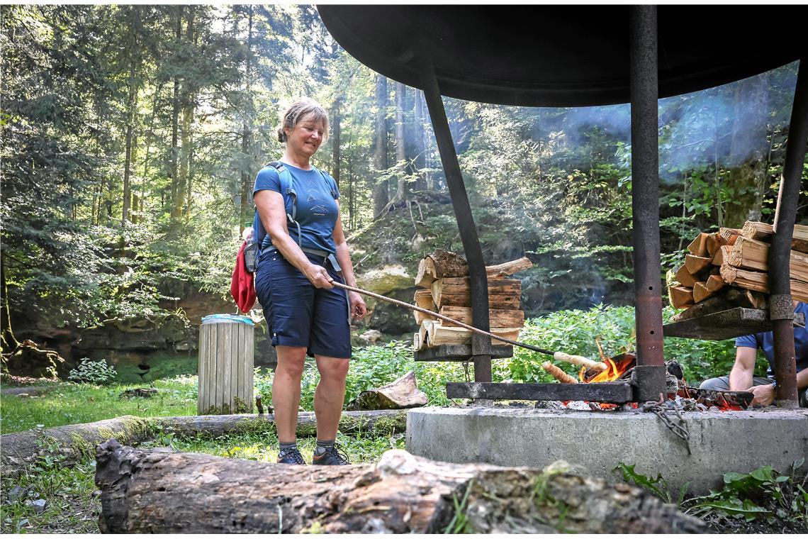 Wanderabenteuer Welzheim: An der Laufenmühle können die Teilnehmer Stockbrot bac...
