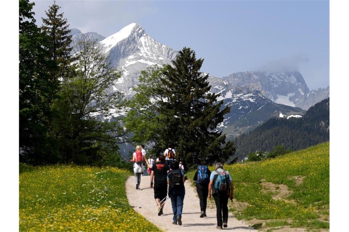 Wanderer im Wettersteingebirge bei Garmisch-Partenkirchen. Foto: Angelika Warmuth/dpa