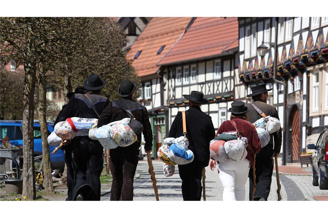 Wandergesellen sind im Harz unterwegs.