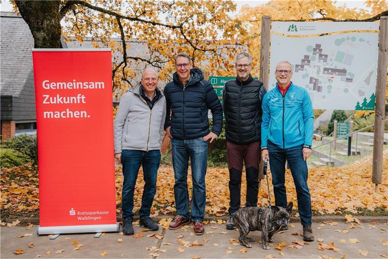 Wanderten für den guten Zweck (von links): Uwe Burkert, Vorstandsvorsitzender der Kreissparkasse, Landrat Richard Sigel, Kaisersbachs Bürgermeister Michael Clauss und sein Amtskollege Reinhold Sczuka aus Althütte. Foto: Ronny Zimmermann